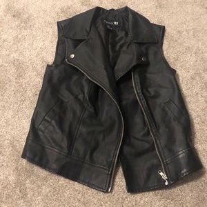 BLACK PLEATHER VEST